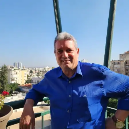 חיים, 61Petah Tikva 